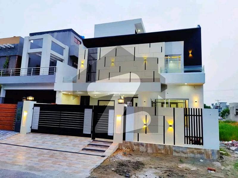 Central park 10 Marla double story luxury house brand new available for sale near too park and masjid . .