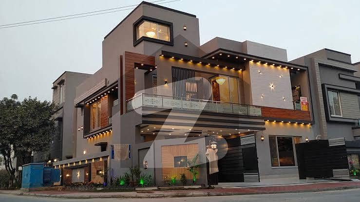 رجمنٹ بازار سیالکوٹ میں 3 کمروں کا 5 مرلہ مکان 65 لاکھ میں برائے فروخت۔