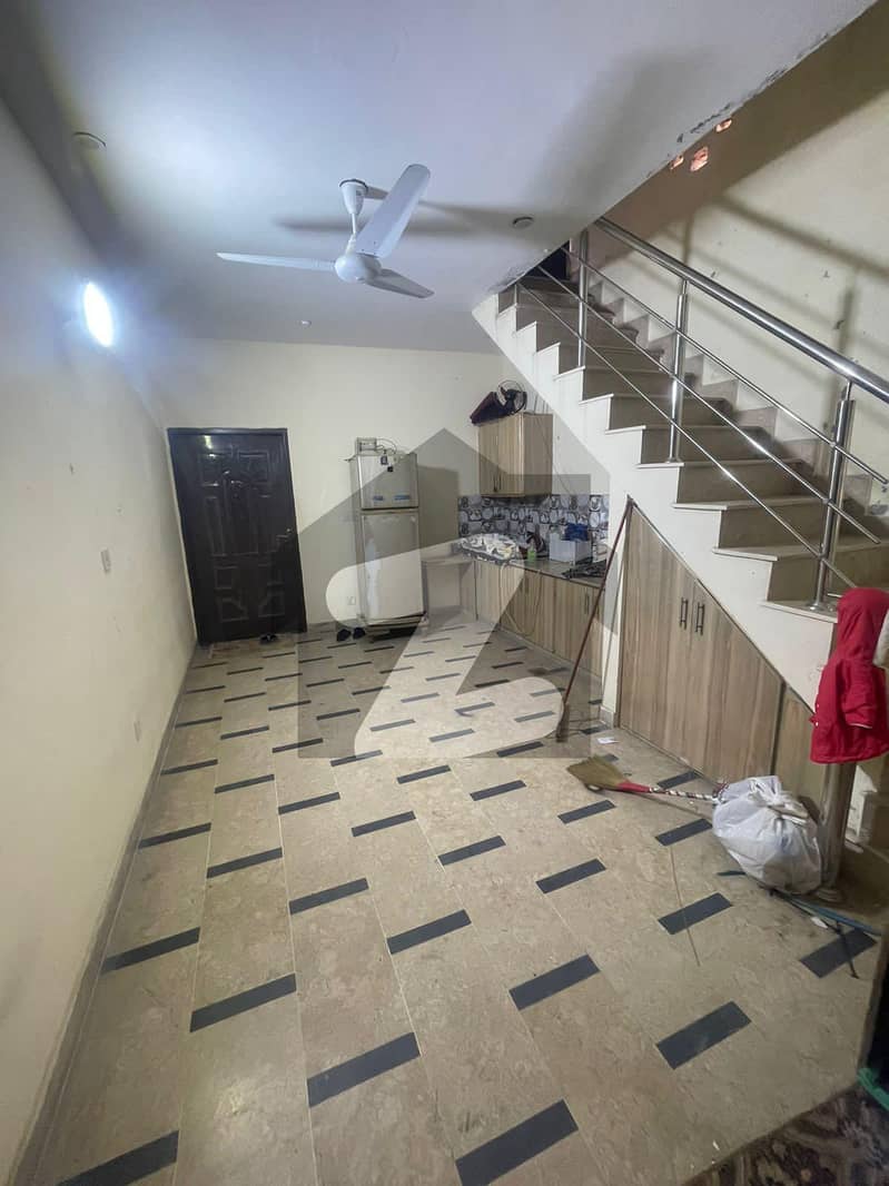 نادِر آباد کینٹ لاہور میں 5 کمروں کا 3 مرلہ مکان 85 لاکھ میں برائے فروخت۔