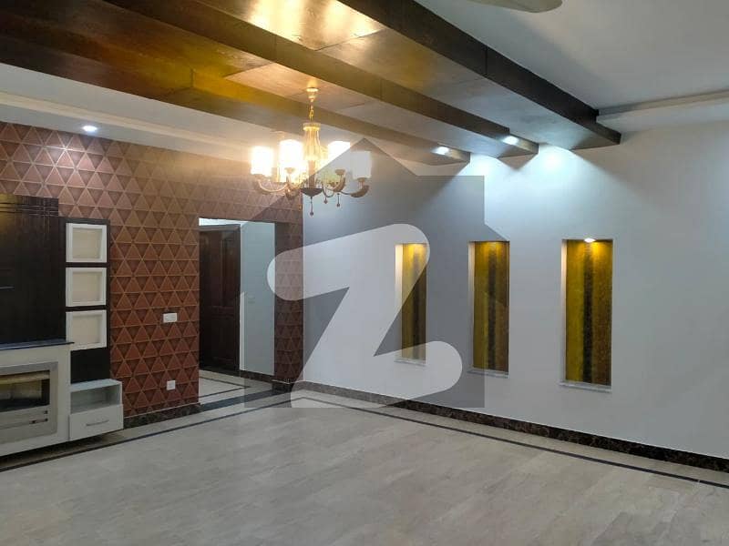 بحریہ ٹاؤن سیکٹرڈی بحریہ ٹاؤن لاہور میں 6 کمروں کا 1 کنال مکان 6 کروڑ میں برائے فروخت۔