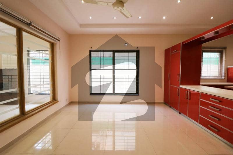 1 kanal owner solid owner build bungalow in DHA phase 4,very hot location near to commercial market,mosque