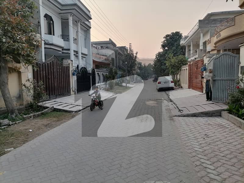 مرغزار آفیسرز کالونی لاہور میں 5 کمروں کا 13 مرلہ مکان 3.7 کروڑ میں برائے فروخت۔