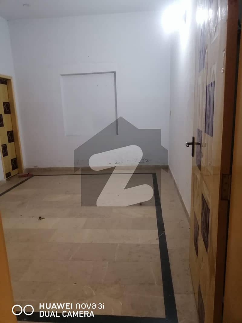یو ای ٹی ہاؤسنگ سوسائٹی ۔ بلاک سی یو ای ٹی ہاؤسنگ سوسائٹی لاہور میں 3 کمروں کا 10 مرلہ بالائی پورشن 45 ہزار میں کرایہ پر دستیاب ہے۔