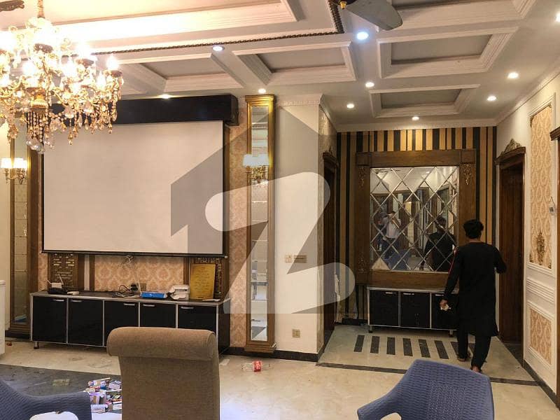 بحریہ ٹاؤن ۔ بلاک ای ای بحریہ ٹاؤن سیکٹرڈی بحریہ ٹاؤن لاہور میں 5 کمروں کا 1 کنال مکان 1.85 لاکھ میں کرایہ پر دستیاب ہے۔