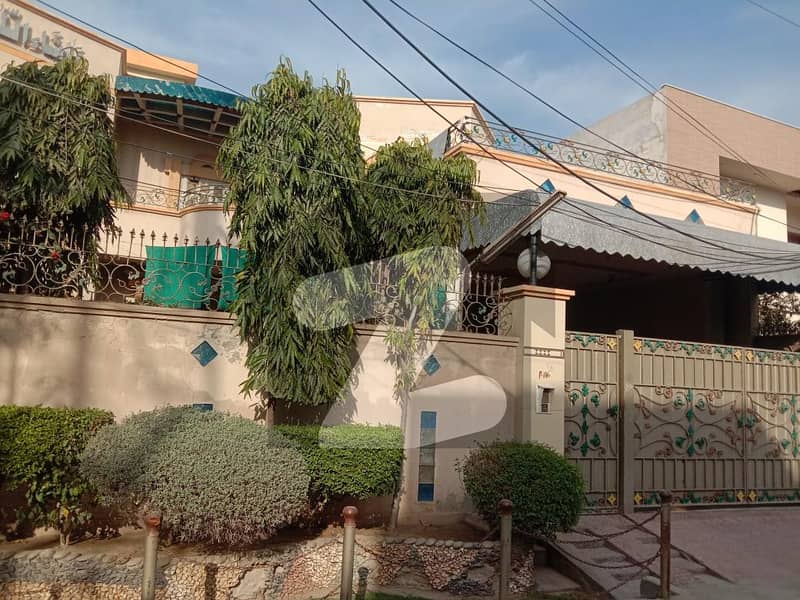 خیابان کالونی 2 فیصل آباد میں 5 کمروں کا 18 مرلہ مکان 3.5 کروڑ میں برائے فروخت۔