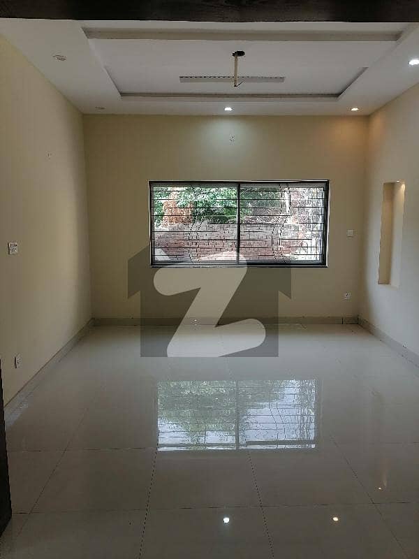 گلبرگ لاہور میں 5 کمروں کا 1.75 کنال مکان 5 لاکھ میں کرایہ پر دستیاب ہے۔