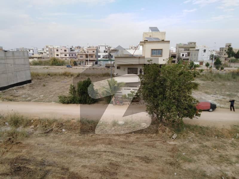 Commercial Plot Of 100 Square Yards In Gulistan-e-jauhar - Block 4 Is Available