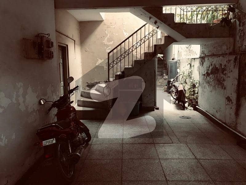 اچھرہ لاہور میں 8 کمروں کا 10 مرلہ مکان 2.15 کروڑ میں برائے فروخت۔