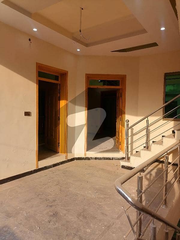 پارک روڈ اسلام آباد میں 7 کمروں کا 6 مرلہ مکان 2.4 کروڑ میں برائے فروخت۔