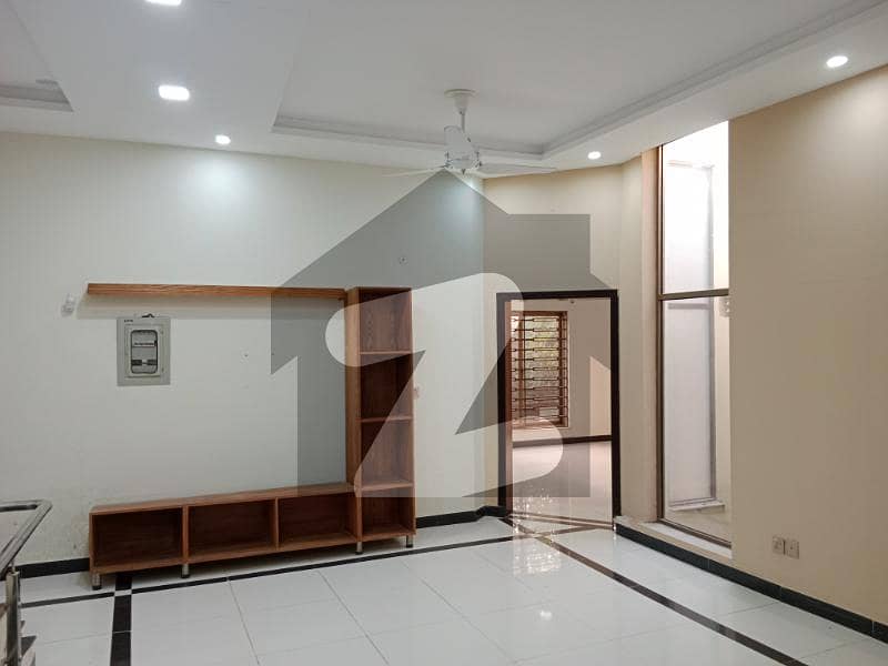 8 Marla Good Location Near To Park Upper Portion For Rent