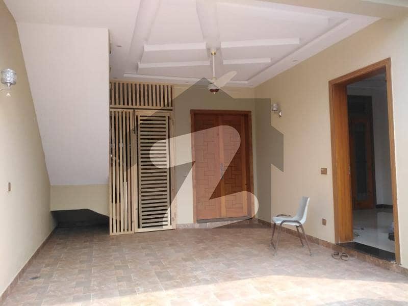 ماڈل ٹاؤن لاہور میں 5 کمروں کا 11 مرلہ مکان 3.5 کروڑ میں برائے فروخت۔