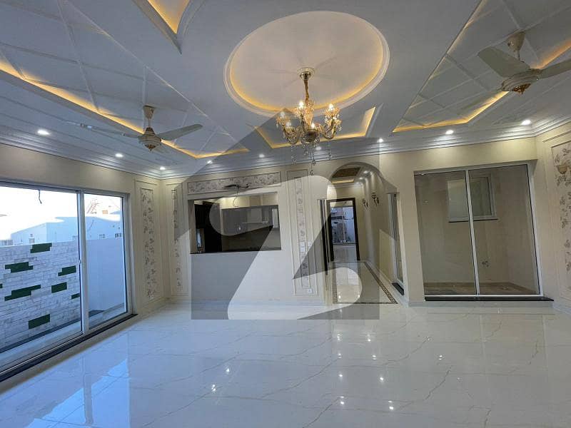 لیک سٹی ۔ سیکٹر ایم ۔ 1 لیک سٹی رائیونڈ روڈ لاہور میں 5 کمروں کا 12 مرلہ مکان 5 کروڑ میں برائے فروخت۔