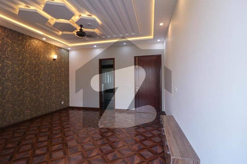 ویلینشیاء ۔ بلاک ای ویلینشیاء ہاؤسنگ سوسائٹی لاہور میں 5 کمروں کا 2 کنال مکان 10.5 کروڑ میں برائے فروخت۔