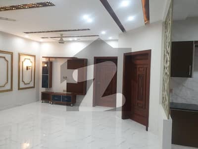 طارق گارڈنز ۔ بلاک ڈی طارق گارڈنز لاہور میں 6 کمروں کا 1 کنال مکان 2.25 لاکھ میں کرایہ پر دستیاب ہے۔
