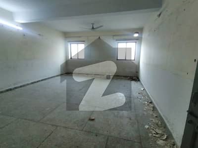 ریس کورس راولپنڈی میں 4 کمروں کا 14 مرلہ مکان 1.5 لاکھ میں کرایہ پر دستیاب ہے۔