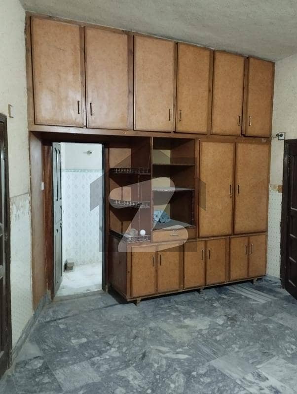 افشاں کالونی راولپنڈی میں 4 کمروں کا 6 مرلہ مکان 70 ہزار میں کرایہ پر دستیاب ہے۔