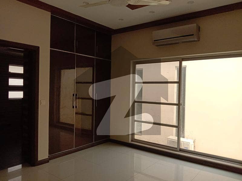 ڈی ایچ اے فیز 8 - بلاک این ڈی ایچ اے فیز 8 ڈیفنس (ڈی ایچ اے) لاہور میں 4 کمروں کا 10 مرلہ مکان 1.3 لاکھ میں کرایہ پر دستیاب ہے۔