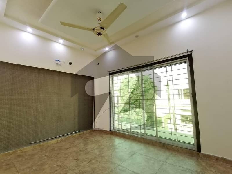 گرین ویلی هاوسنگ سکیم سیالکوٹ بائی پاس گوجرانوالہ میں 5 کمروں کا 5 مرلہ مکان 1.2 کروڑ میں برائے فروخت۔