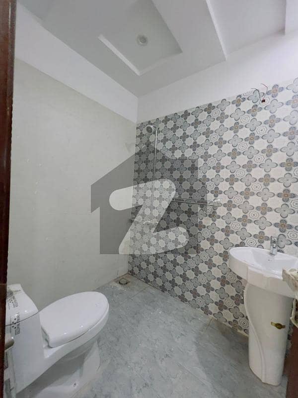 بحریہ ٹاؤن سیکٹر سی بحریہ ٹاؤن لاہور میں 2 کمروں کا 4 مرلہ فلیٹ 67 لاکھ میں برائے فروخت۔