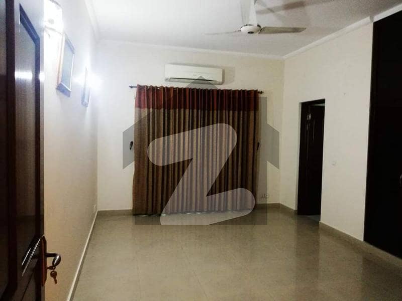 ڈی ایچ اے فیز 6 - بلاک سی فیز 6 ڈیفنس (ڈی ایچ اے) لاہور میں 5 کمروں کا 1 کنال مکان 2.6 لاکھ میں کرایہ پر دستیاب ہے۔