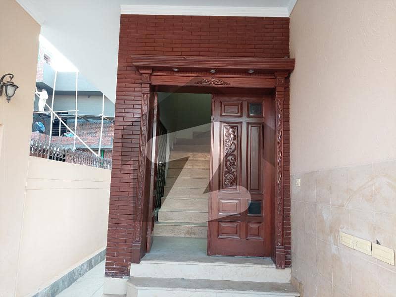 کینال برگ - بلاک ڈی کنال برگ لاہور میں 4 کمروں کا 10 مرلہ مکان 3.25 کروڑ میں برائے فروخت۔
