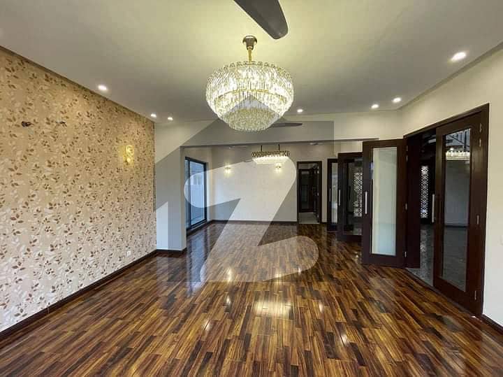 ڈی ایچ اے 11 رہبر فیز 1 ڈی ایچ اے 11 رہبر لاہور میں 5 کمروں کا 1 کنال مکان 7.5 کروڑ میں برائے فروخت۔