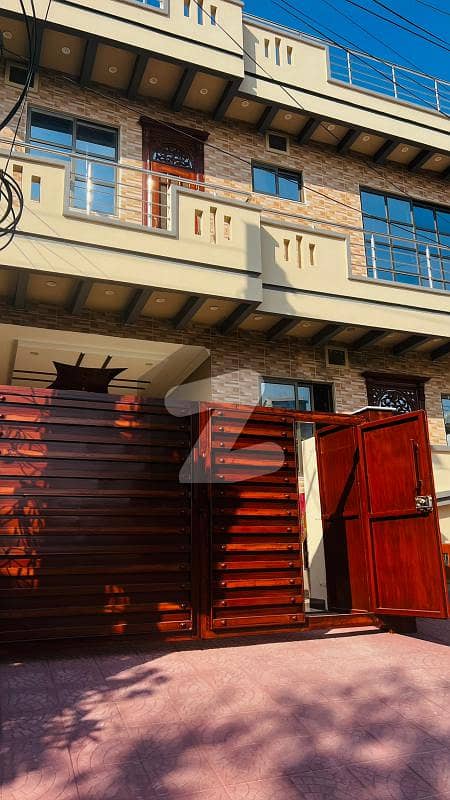 مارگلہ ٹاؤن اسلام آباد میں 9 کمروں کا 6 مرلہ مکان 4.5 کروڑ میں برائے فروخت۔