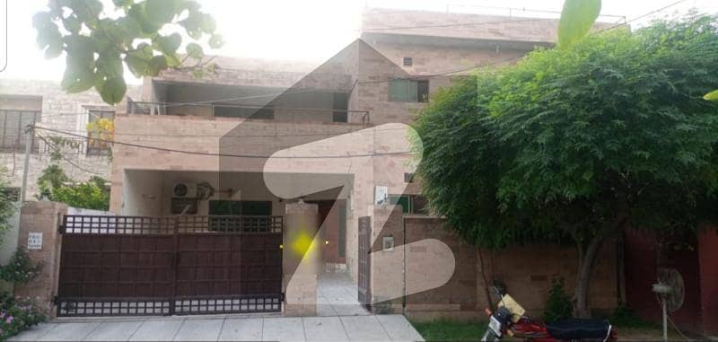 پی سی ایس آئی آر ہاؤسنگ سکیم فیز 1 پی سی ایس آئی آر ہاؤسنگ سکیم لاہور میں 8 کمروں کا 1.65 کنال مکان 13.5 کروڑ میں برائے فروخت۔