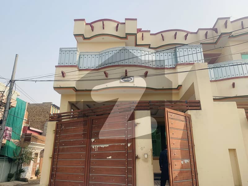 حیات آباد فیز 1 - ڈی4 حیات آباد فیز 1 حیات آباد پشاور میں 10 کمروں کا 10 مرلہ مکان 5.9 کروڑ میں برائے فروخت۔