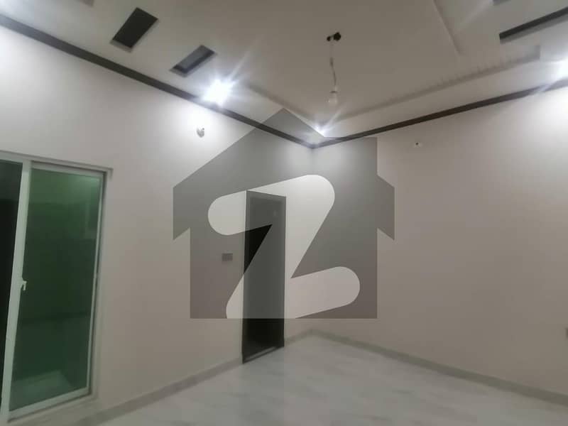 ایڈن گارڈنز فیصل آباد میں 5 کمروں کا 10 مرلہ مکان 1 لاکھ میں کرایہ پر دستیاب ہے۔