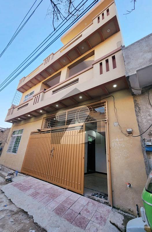 کینٹ راولپنڈی میں 4 کمروں کا 5 مرلہ مکان 1.2 کروڑ میں برائے فروخت۔