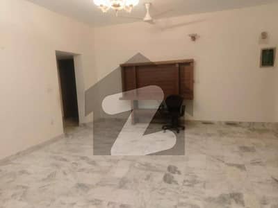 1 KANAL HOT LOCATION UPPER PORTION IS AVAILABLE FOR RENT IN NFC 2 - BLOCK D