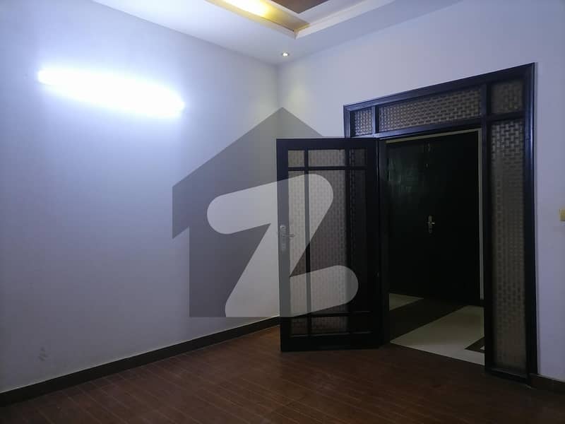 یونیورسٹی روڈ کراچی میں 4 کمروں کا 12 مرلہ بالائی پورشن 3.3 کروڑ میں برائے فروخت۔