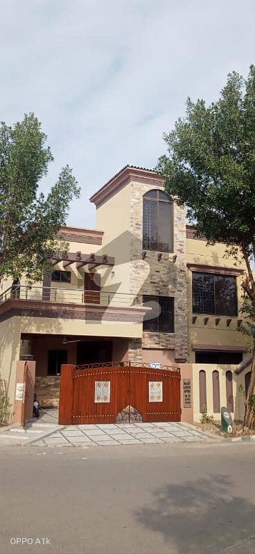 سکھ چین گارڈنز لاہور میں 5 کمروں کا 10 مرلہ مکان 3.6 کروڑ میں برائے فروخت۔