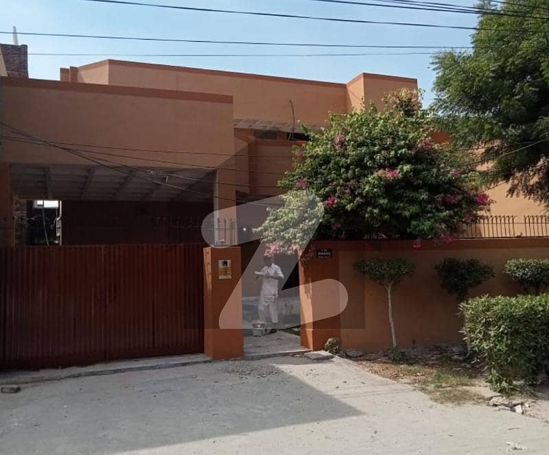 ستیانہ روڈ فیصل آباد میں 5 کمروں کا 16 مرلہ مکان 4.6 کروڑ میں برائے فروخت۔