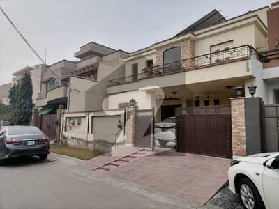 کینال گارڈن فیصل آباد میں 5 کمروں کا 10 مرلہ مکان 4 کروڑ میں برائے فروخت۔