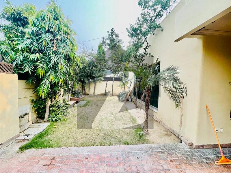 Prime Location One Kanal Slightly Used House In Cavalry Ground For Rent