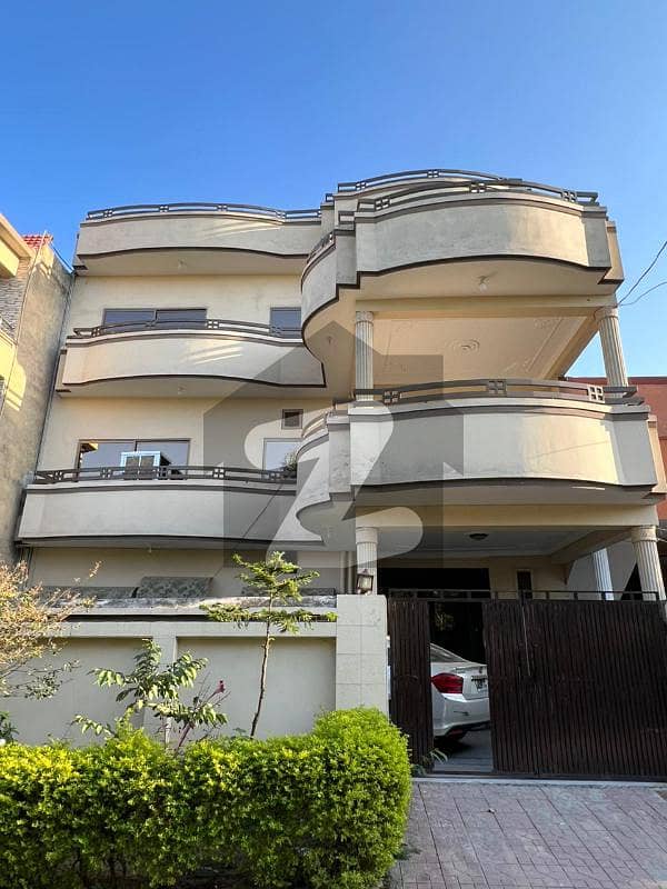 کلفٹن ٹاؤن شپ راولپنڈی میں 7 کمروں کا 10 مرلہ مکان 2.4 کروڑ میں برائے فروخت۔
