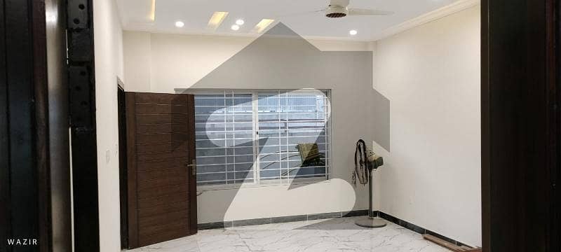 کاغان کالونی ایبٹ آباد میں 6 کمروں کا 6 مرلہ مکان 1.85 کروڑ میں برائے فروخت۔