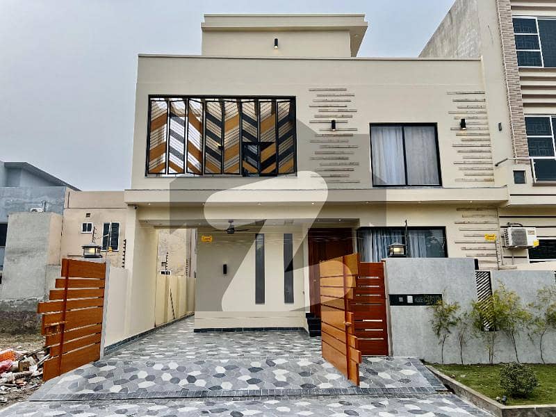 10 Marla Facing Park Stylish Bungalow In Phase-1 At Citi Housing Location
