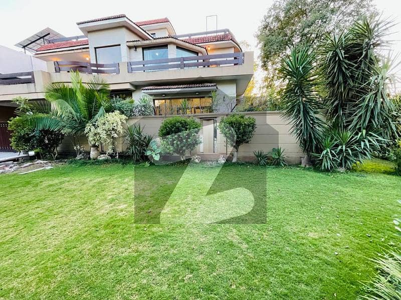 Luxury's House On Extremely prime Location Available For Rent in