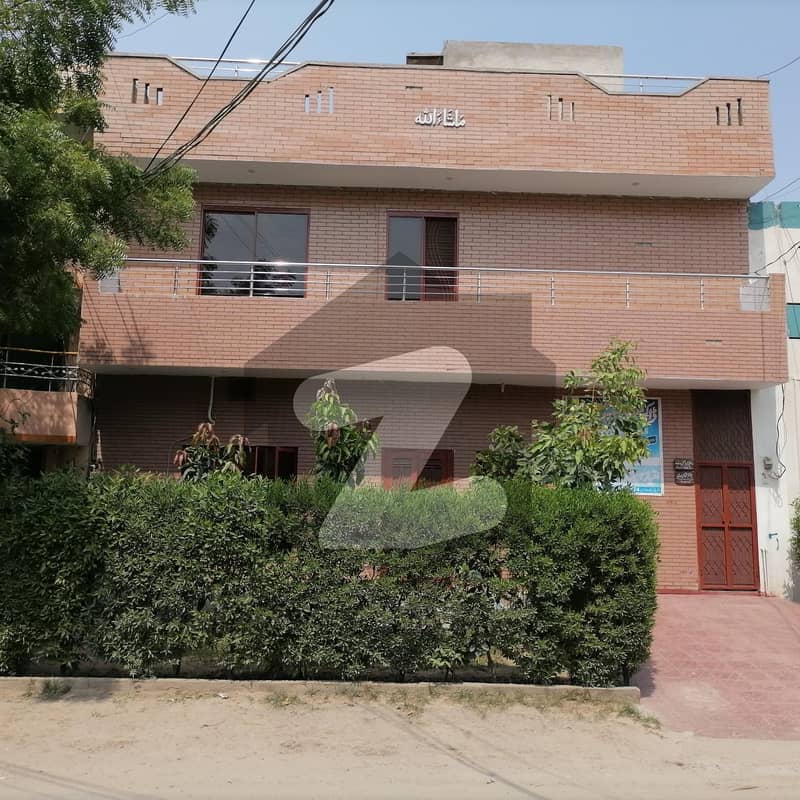 House For sale Is Readily Available In Prime Location Of Farid Town
