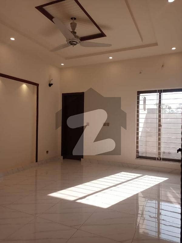 بحریہ آرچرڈ فیز 3 بحریہ آرچرڈ لاہور میں 5 کمروں کا 8 مرلہ مکان 70 ہزار میں کرایہ پر دستیاب ہے۔