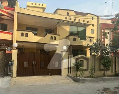 مکہ کالونی لاہور میں 5 کمروں کا 10 مرلہ مکان 2.7 کروڑ میں برائے فروخت۔