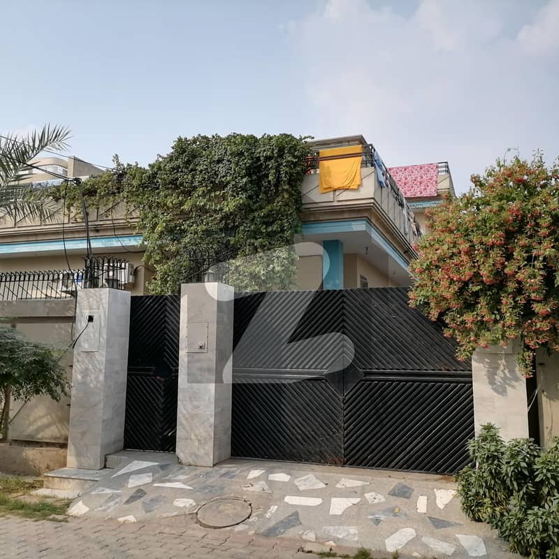 House In Faisal Colony Sized 20 Marla Is Available