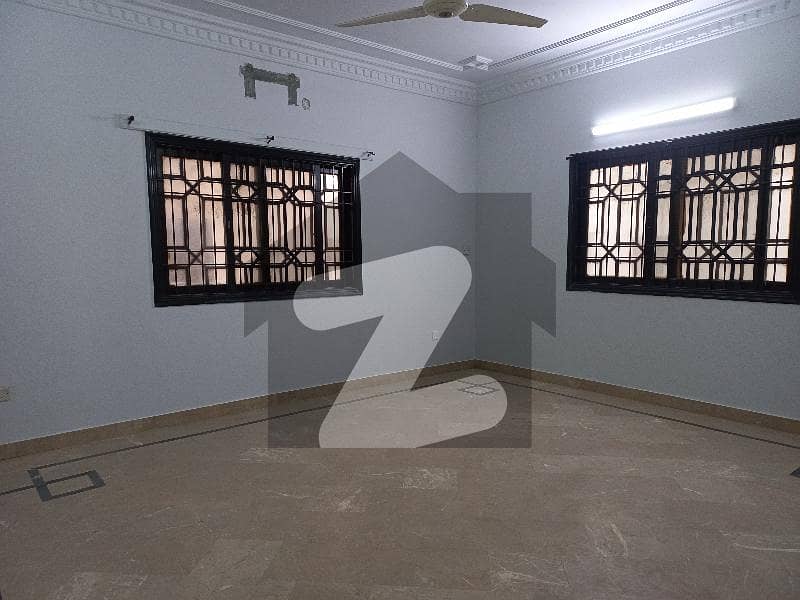 ڈی ایچ اے فیز 5 ڈی ایچ اے کراچی میں 6 کمروں کا 1 کنال مکان 2.8 لاکھ میں کرایہ پر دستیاب ہے۔