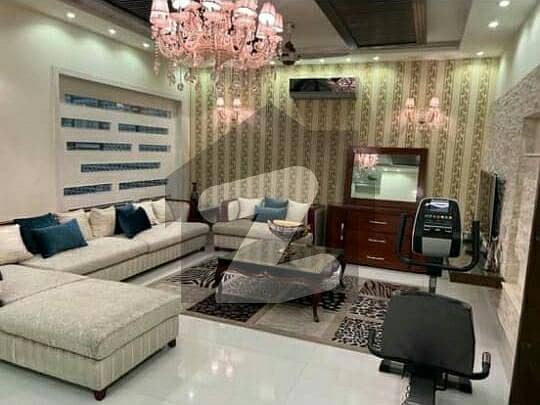 ڈی ایچ اے فیز 8 - بلاک اے ڈی ایچ اے فیز 8 ڈیفنس (ڈی ایچ اے) لاہور میں 5 کمروں کا 1 کنال مکان 7 کروڑ میں برائے فروخت۔