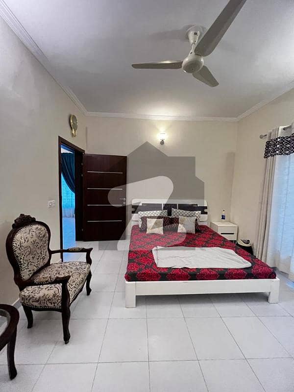 FULLY FURNISHED ROOM IN BUNGALOW WITH CAR PARKING