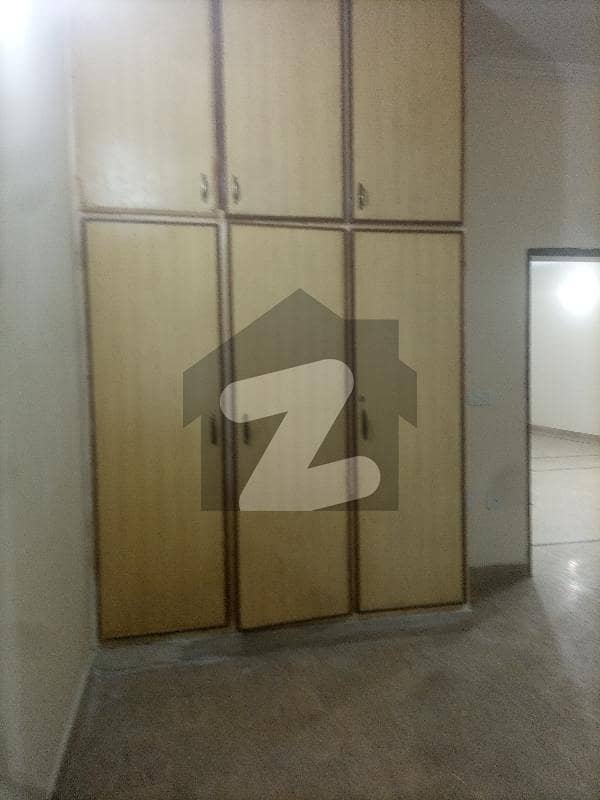 ریوینیو سوسائٹی لاہور میں 2 کمروں کا 5 مرلہ زیریں پورشن 37 ہزار میں کرایہ پر دستیاب ہے۔