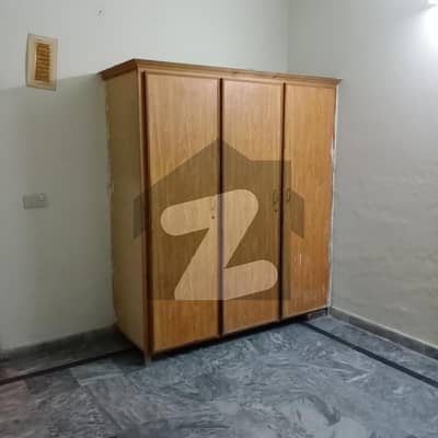 خیابانِ کالونی فیصل آباد میں 4 کمروں کا 6 مرلہ مکان 42 ہزار میں کرایہ پر دستیاب ہے۔